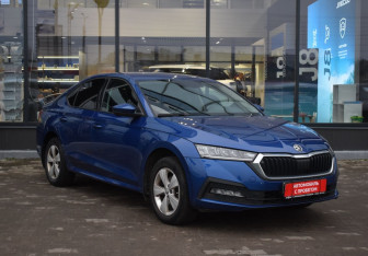 Подержанный автомобиль Skoda Octavia Liftback 2021 года (3 фото)