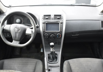 Подержанный автомобиль Toyota Corolla Sedan 2011 года (12 фото)