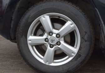 Подержанный автомобиль Toyota RAV4 2007 года (9 фото)