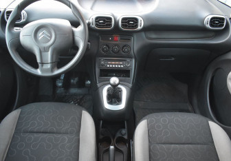 Подержанный автомобиль Citroen C3 Picasso 2010 года (11 фото)