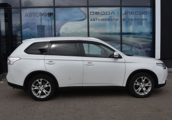 Подержанный автомобиль Mitsubishi Outlander 2014 года (4 фото)