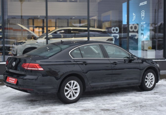 Подержанный автомобиль Volkswagen Passat Sedan 2018 года (5 фото)
