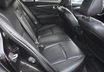 Подержанный автомобиль Infiniti Q50 2015 года (11 фото)