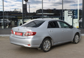 Подержанный автомобиль Toyota Corolla Sedan 2011 года (5 фото)