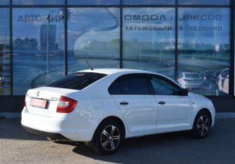 Подержанный автомобиль Skoda Rapid Liftback 2014 года (5 фото)