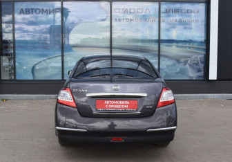 Подержанный автомобиль Nissan Teana 2012 года (6 фото)