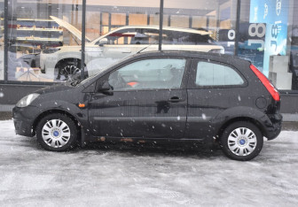 Подержанный автомобиль Ford Fiesta Hatchback 2007 года (8 фото)