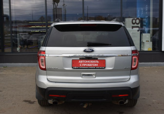 Подержанный автомобиль Ford Explorer 2013 года (6 фото)