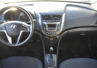 Подержанный автомобиль Hyundai Solaris Hatchback 2015 года (12 фото)