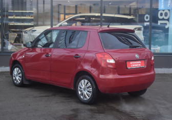 Подержанный автомобиль Skoda Fabia Hatchback 2009 года (7 фото)