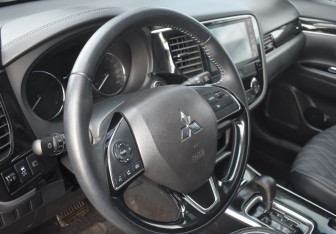 Подержанный автомобиль Mitsubishi Outlander 2022 года (14 фото)