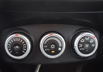 Подержанный автомобиль Peugeot 4007 2008 года (15 фото)