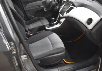 Подержанный автомобиль Chevrolet Cruze Sedan 2011 года (10 фото)
