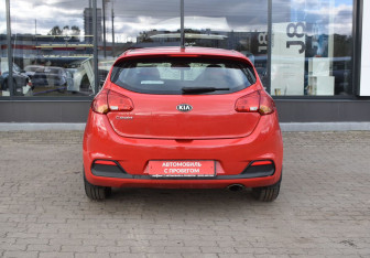 Подержанный автомобиль Kia Ceed Hatchback 2015 года (6 фото)
