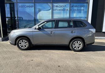 Подержанный автомобиль Mitsubishi Outlander 2012 года (8 фото)