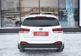 Подержанный автомобиль Kia Sorento 2016 года (6 фото)