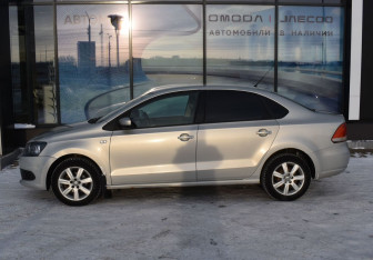 Подержанный автомобиль Volkswagen Polo Sedan 2012 года (8 фото)