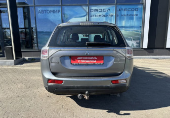 Подержанный автомобиль Mitsubishi Outlander 2012 года (6 фото)