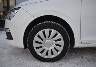 Подержанный автомобиль Skoda Rapid Liftback 2021 года (9 фото)