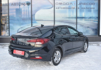 Подержанный автомобиль Hyundai Elantra Sedan 2019 года (5 фото)