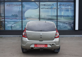 Подержанный автомобиль Renault Sandero 2012 года (6 фото)