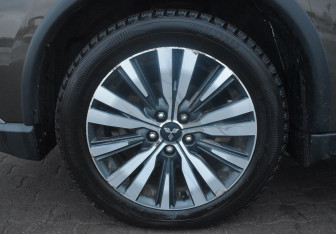 Подержанный автомобиль Mitsubishi Outlander 2019 года (9 фото)