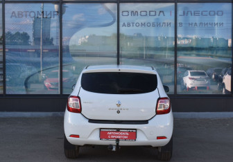 Подержанный автомобиль Renault Sandero 2017 года (7 фото)