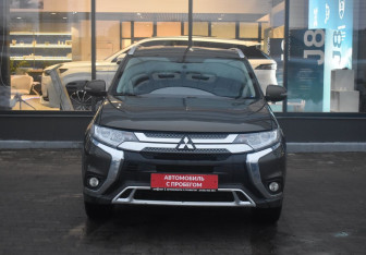 Подержанный автомобиль Mitsubishi Outlander 2019 года (2 фото)