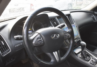 Подержанный автомобиль Infiniti Q50 2015 года (14 фото)