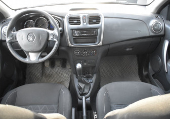 Подержанный автомобиль Renault Sandero 2017 года (12 фото)