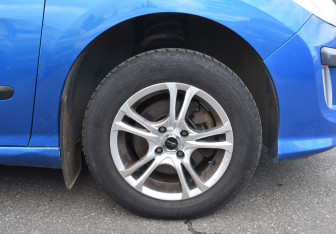 Подержанный автомобиль Peugeot 308 Hatchback 2008 года (9 фото)