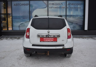 Подержанный автомобиль Renault Duster 2015 года (6 фото)