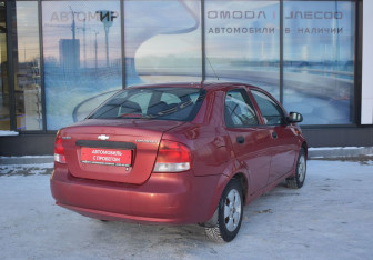 Подержанный автомобиль Chevrolet Aveo Sedan 2004 года (5 фото)