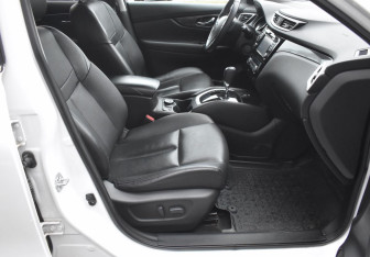 Подержанный автомобиль Nissan X-Trail 2015 года (10 фото)