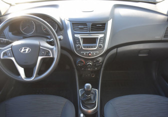 Подержанный автомобиль Hyundai Solaris Hatchback 2015 года (12 фото)