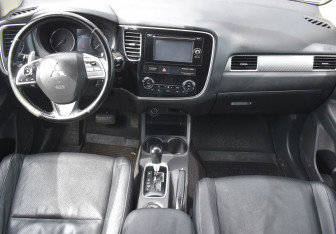 Подержанный автомобиль Mitsubishi Outlander 2014 года (12 фото)