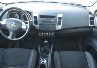 Подержанный автомобиль Mitsubishi Outlander 2008 года (12 фото)