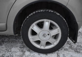 Подержанный автомобиль Renault Sandero 2011 года (9 фото)