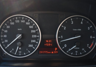 Подержанный автомобиль BMW X1 2012 года (13 фото)
