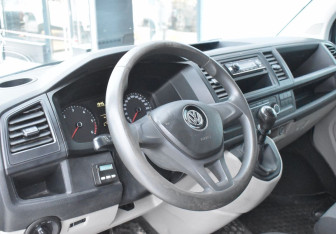 Подержанный автомобиль Volkswagen Transporter Van 2016 года (11 фото)