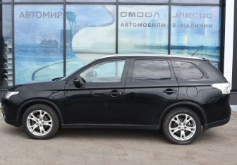 Подержанный автомобиль Mitsubishi Outlander 2014 года (8 фото)