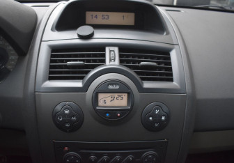 Подержанный автомобиль Renault Megane Sedan 2006 года (14 фото)