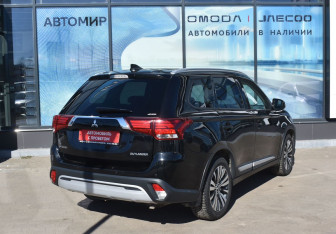 Подержанный автомобиль Mitsubishi Outlander 2019 года (5 фото)