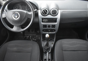 Подержанный автомобиль Renault Sandero 2012 года (12 фото)