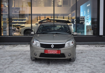 Подержанный автомобиль Renault Sandero 2011 года (2 фото)