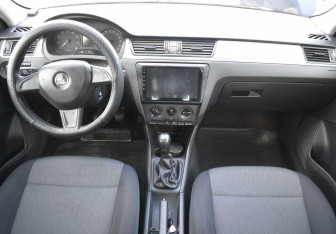 Подержанный автомобиль Skoda Rapid Liftback 2014 года (12 фото)