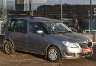 Подержанный автомобиль Skoda Roomster 2011 года (3 фото)