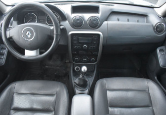 Подержанный автомобиль Renault Duster 2015 года (12 фото)