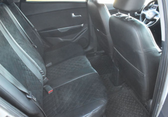 Подержанный автомобиль Kia Rio Sedan 2012 года (11 фото)