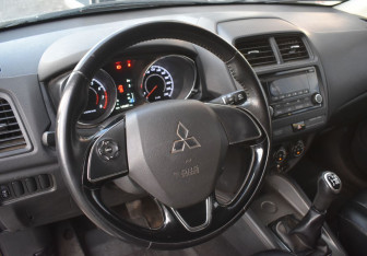 Подержанный автомобиль Mitsubishi ASX 2017 года (15 фото)